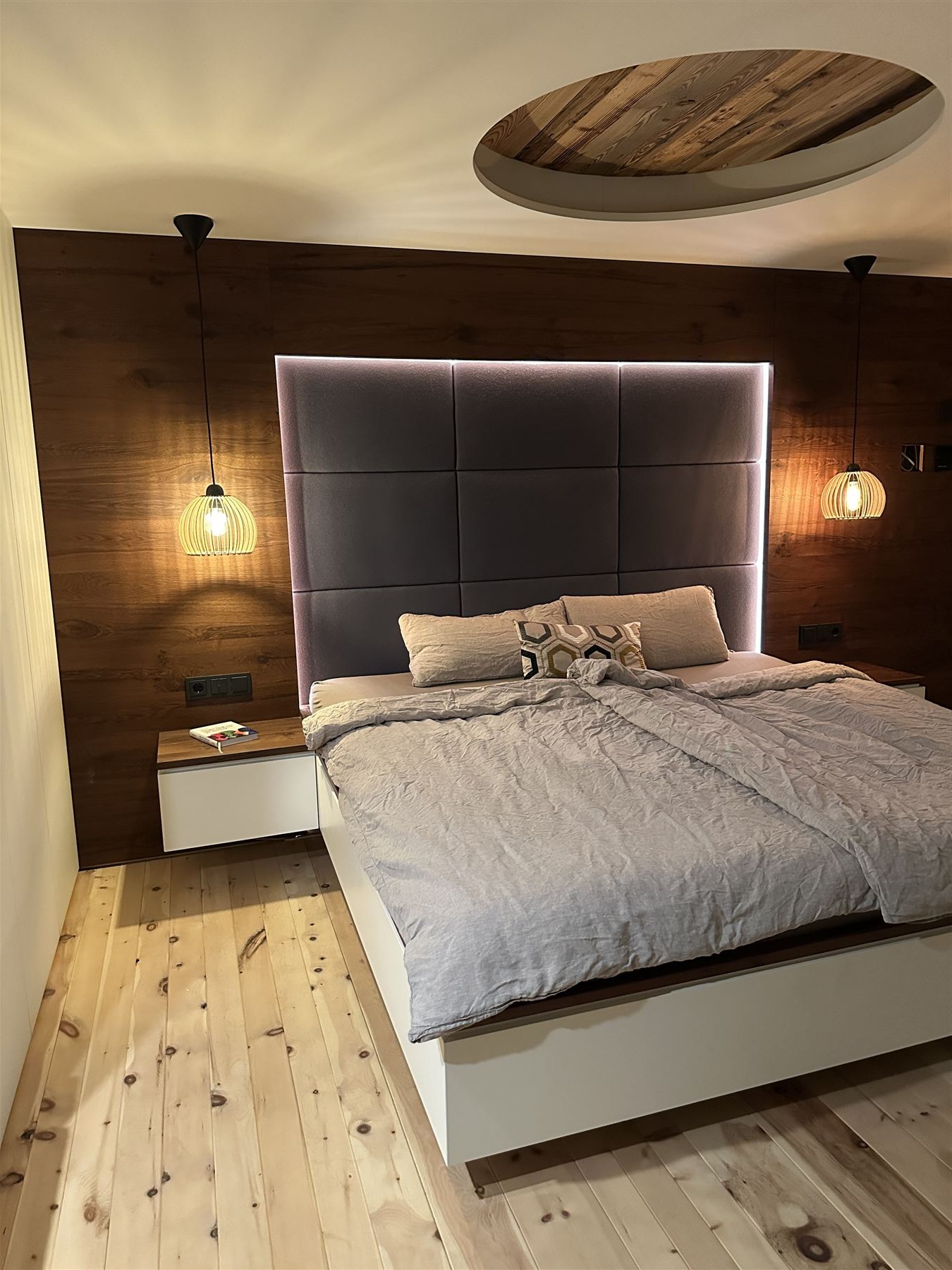 Hochwertig gestaltetes Schlafzimmer mit Zirbenholz