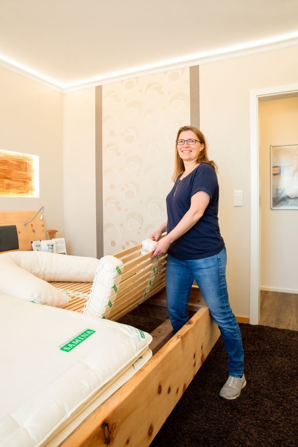Silke Sponsel bei der Arbeit am SAMINA Schlafsystem